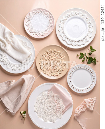 おしゃれな皿とナプキン 130412424