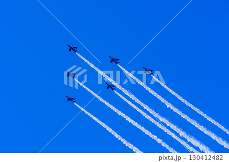 雲ひとつない青空を飛ぶ戦闘機の編隊飛行とスモークの軌跡 雲ひとつない青空を飛ぶ戦闘機の編隊飛行とスモークの軌跡 130412482