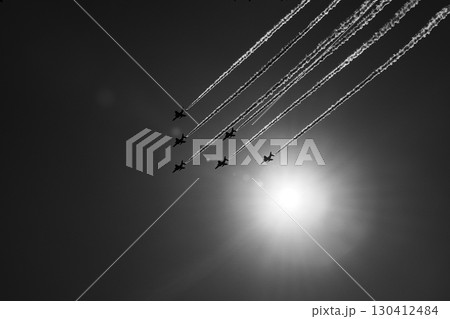 モノクロで切り取った編隊飛行と空の光景 130412484
