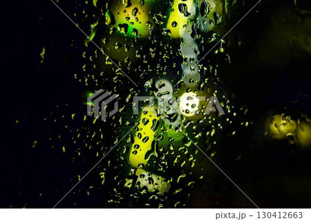 雨粒のガラス越しに映る夜のネオン幻想風景 雨粒のガラス越しに映る夜のネオン幻想風景 130412663