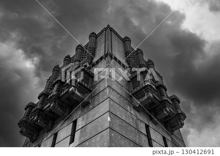 重厚な建築と迫る嵐雲 130412691