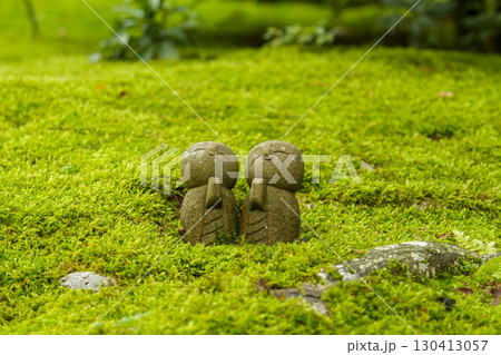 緑の苔に佇む微笑み地蔵 緑の苔に佇む微笑み地蔵 130413057
