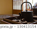 伝統的な和室と茶器 130413154