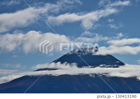天子山地の毛無山山頂から　晴れ行く雲間の富士山 130413190