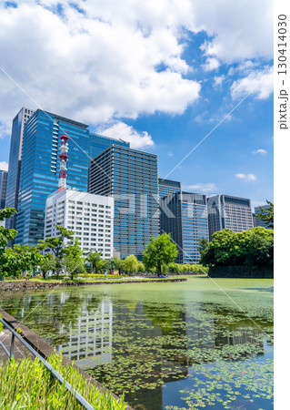 平川門の交差点から見る大手濠緑地と大手町の高層ビル群（東京消防庁、三井物産ビル、大手町ホトリア） 130414030