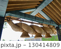 島根県出雲大社の大注連縄を神楽殿の屋根の下から見たアングル 130414809