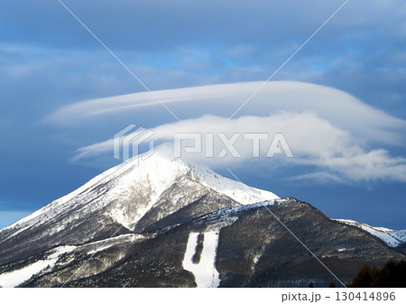 冠雪の磐梯山山頂に二重の傘雲が青空に印象的で綺麗だ。 冠雪の磐梯山山頂に二重の傘雲が青空に印象的で綺麗だ。 130414896