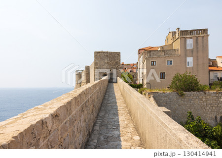 ヨーロッパ、クロアチアのドゥブロヴニク旧市街の城壁から見た風景 130414941