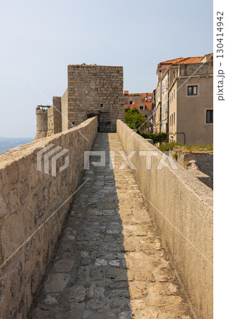 ヨーロッパ、クロアチアのドゥブロヴニク旧市街の城壁から見た風景 ヨーロッパ、クロアチアのドゥブロヴニク旧市街の城壁から見た風景 130414942