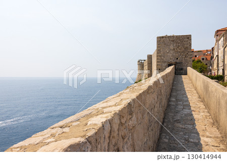 ヨーロッパ、クロアチアのドゥブロヴニク旧市街の城壁から見た風景 130414944
