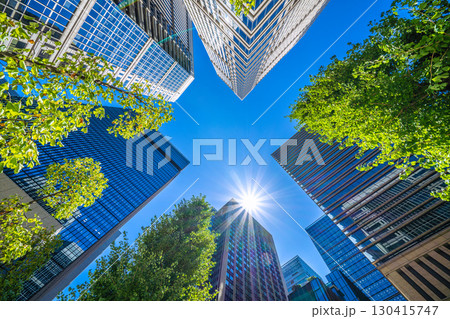 日本の東京都市景観9月2日。大手町ファーストスクエアなど摩天楼を望む 130415747