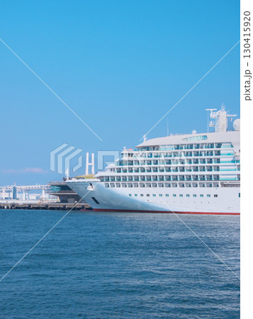 横浜・大さん橋に停泊する三井オーシャン・フジ　 都市景観（2025年9月） 130415920