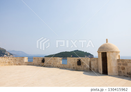 ヨーロッパ、クロアチアのドゥブロヴニク旧市街の城壁から見た風景 130415962