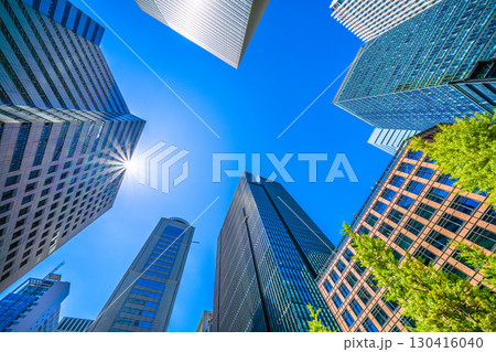 日本の東京都市景観 9月2日。猛烈な暑さ続く…大手町のオフィス街などを望む。新時代に希望の光 130416040