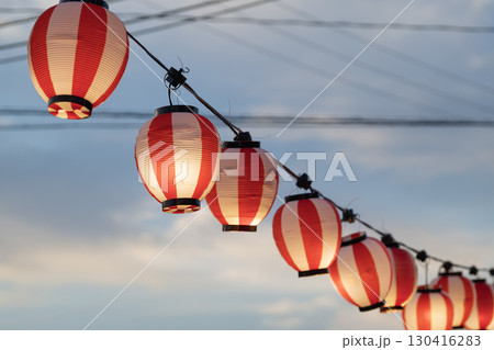 夏祭りの夜に並ぶ提灯 130416283