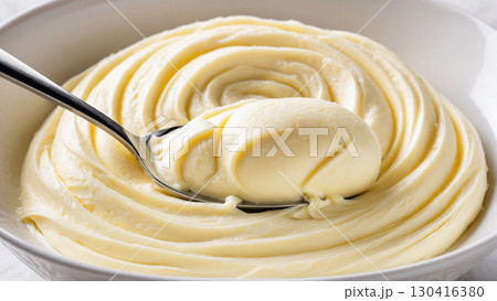 滑らかなクリームがスプーンに乗せられた食欲をそそるクローズアップ 130416380