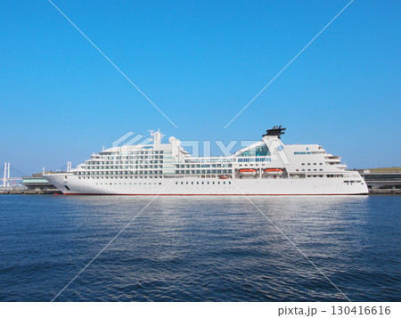 横浜・大さん橋に停泊する三井オーシャン・フジ　 都市景観（2025年8月） 130416616