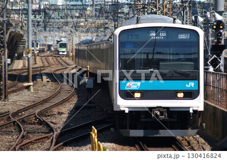 朝ラッシュの東京駅に到着する京浜東北線209系電車 130416824
