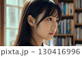 本を探している女性 130416996