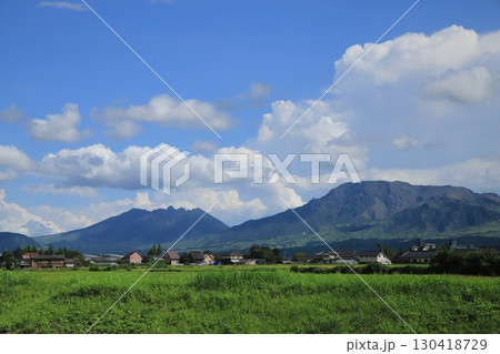 阿蘇谷から見た阿蘇五岳 130418729