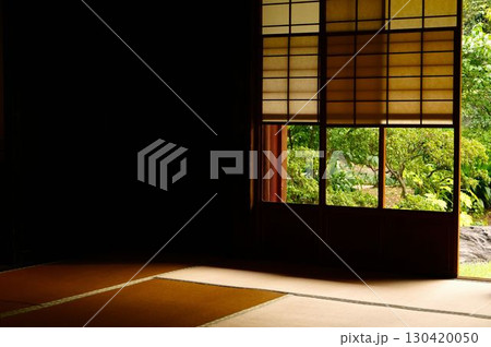 障子の扉とタタミ 130420050