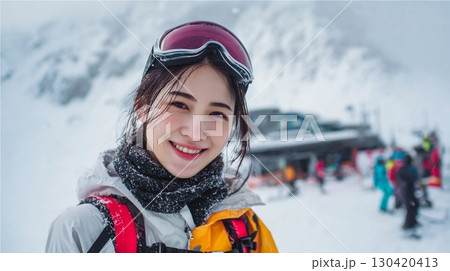 雪山でスキーを楽しむ笑顔の若い女性|スキー、冬、笑顔、女性、旅行、スポーツ 雪山でスキーを楽しむ笑顔の若い女性|スキー、冬、笑顔、女性、旅行、スポーツ 130420413
