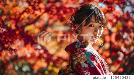 紅葉の季節に着物姿の女性が笑顔で振り返る｜和装、秋、美しい、日本 130420422