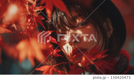 紅葉の隙間から差し込む光と女性の瞳｜秋、ポートレート、美人、木漏れ日、赤 130420473