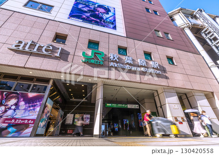 日本の東京都市景観9月…猛烈な暑さ続く…若者や外国人観光客らで賑わう秋葉原＝1日 130420558