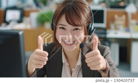 笑顔でサムズアップするコールセンターの女性|オペレーター、サポート、ビジネス、オフィス、自信 笑顔でサムズアップするコールセンターの女性|オペレーター、サポート、ビジネス、オフィス、自信 130420737