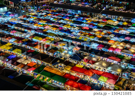 カラフルな夜の屋台村 130421085