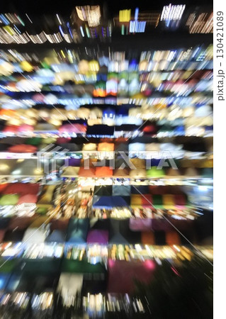 カラフルな夜の屋台村 130421089