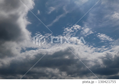 初秋の青空の中に不透明雲の上に大気中で蒸発消散した尾流雲となった 130421755