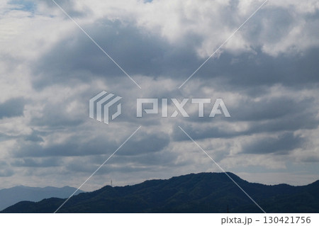 初秋の雲のたたずまい 層積雲別名くもりぐも、うねぐも、まだらぐもが出て天気が悪くなった 初秋の雲のたたずまい 層積雲別名くもりぐも、うねぐも、まだらぐもが出て天気が悪くなった 130421756