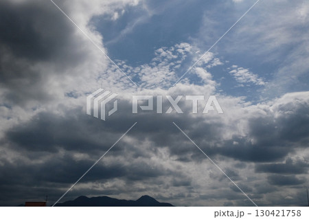 初秋の青空の中に不透明雲の上に大気中で蒸発消散した尾流雲となった 初秋の青空の中に不透明雲の上に大気中で蒸発消散した尾流雲となった 130421758