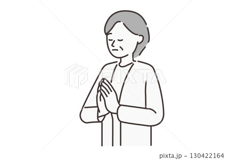 合掌する年配の女性 130422164
