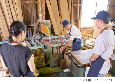 木材加工の基本を学ぶ若手と指導するベテラン職人 130422274