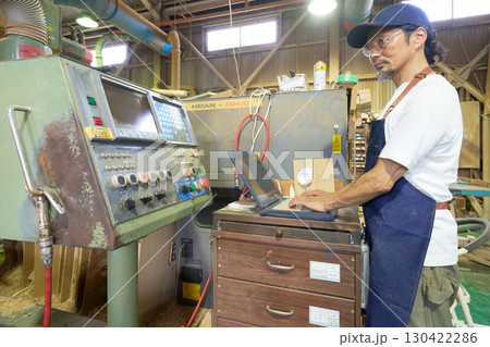 コンピュータ制御で木材加工を行う木工所の現場 130422286