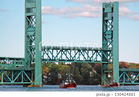 アメリカ合衆国　ニューハンプシャー州とメイン州を結ぶサラ・ミルドレッド・ロング橋 130424881