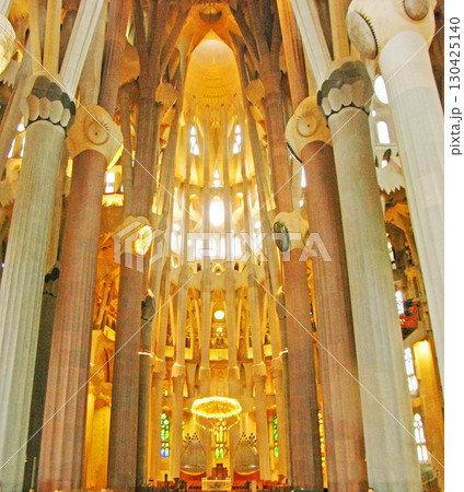 スペイン　バルセロナ　ガウディ建築　サグラダ・ファミリア大聖堂　内陣　主祭壇 130425140