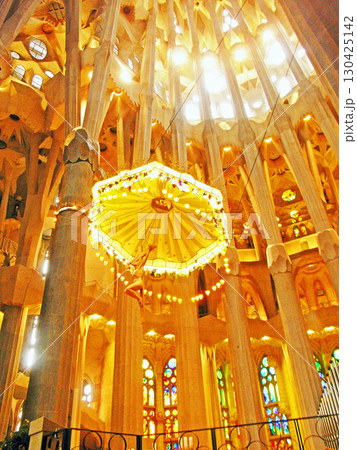 スペイン　バルセロナ　ガウディ建築　サグラダ・ファミリア大聖堂　内陣　主祭壇 130425142