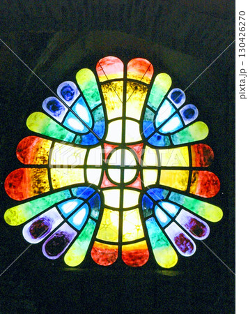 スペイン　サルバリョ市　ガウディ建築　コロニア・グエル教会　鐘楼 窓のステンドグラス 130426270