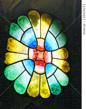 スペイン サルバリョ市 ガウディ建築 コロニア・グエル教会 鐘楼 窓のステンドグラス スペイン サルバリョ市 ガウディ建築 コロニア・グエル教会 鐘楼 窓のステンドグラス 130426271