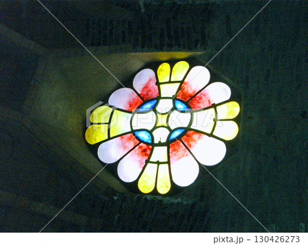 スペイン　サルバリョ市　ガウディ建築　コロニア・グエル教会　鐘楼 窓のステンドグラス 130426273