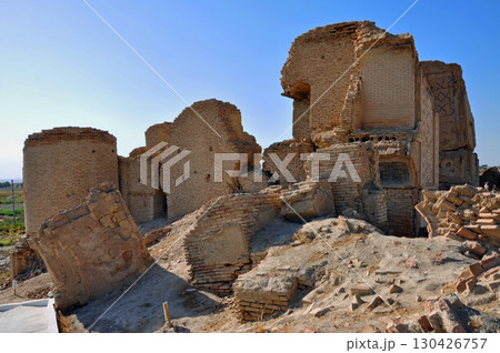 トルクメニスタン　アシガバート　アナウ遺跡　アナウ・テペ　大地震で崩壊したモスク跡 130426757