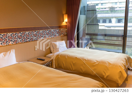 高級ホテルの露天風呂付きの客室の風景 130427263