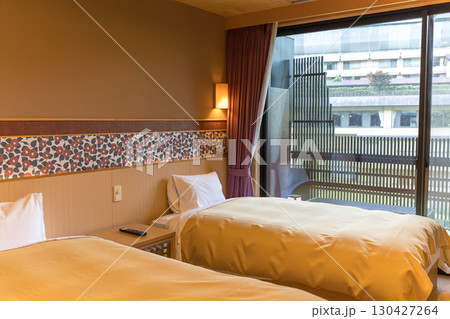 高級ホテルの露天風呂付きの客室の風景 130427264