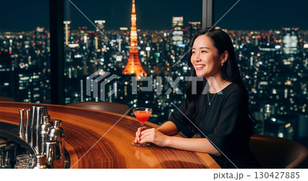 夜景の見えるバーでくつろぐ女性 130427885