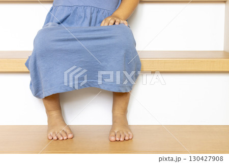 階段に座っている女の子（日本人、顔無し、5歳） 130427908