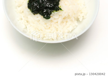 白背景のご飯にのせた海苔の佃煮 白背景のご飯にのせた海苔の佃煮 130428042